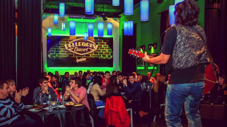 Clientes disfrutando un show en Pellegrini Concert