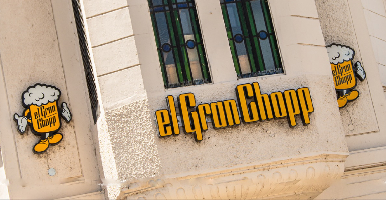Clientes disfrutando sus cervezas en El Gran Chopp
